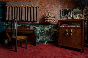 Lafayette Hotel & Club