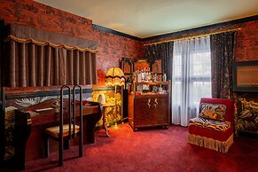 Lafayette Hotel & Club