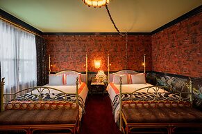 Lafayette Hotel & Club