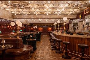 Lafayette Hotel & Club