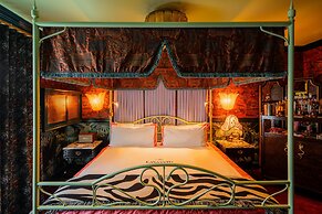 Lafayette Hotel & Club