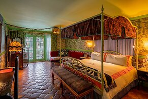 Lafayette Hotel & Club