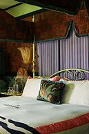 Lafayette Hotel & Club