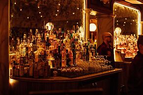 Lafayette Hotel & Club