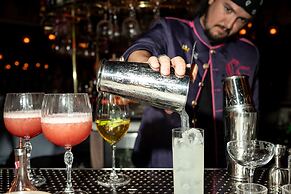 Lafayette Hotel & Club