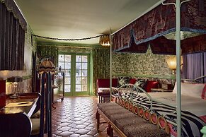 Lafayette Hotel & Club