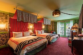 Lafayette Hotel & Club