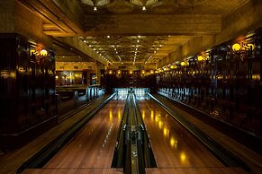 Lafayette Hotel & Club