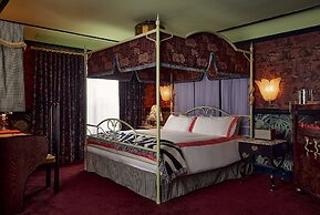 Lafayette Hotel & Club