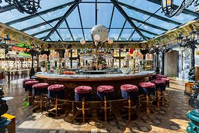 Lafayette Hotel & Club