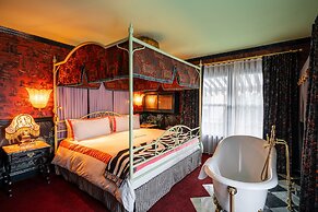 Lafayette Hotel & Club