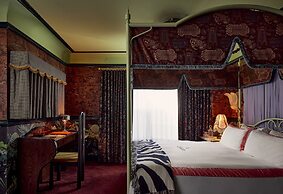 Lafayette Hotel & Club