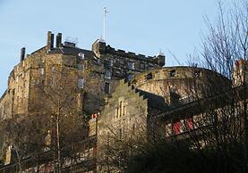 Grassmarket Apartment with Castle View