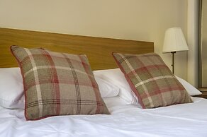 Grassmarket Apartment with Castle View