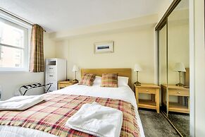 Grassmarket Apartment with Castle View