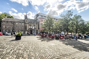 Grassmarket Apartment with Castle View