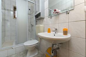 Apartments and Rooms LEA