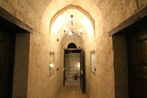 Tafana Cave & Stone Lodge