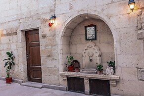 Tafana Cave & Stone Lodge