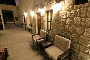 Tafana Cave & Stone Lodge