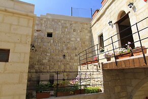 Tafana Cave & Stone Lodge