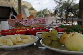 Tafana Cave & Stone Lodge