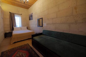 Tafana Cave & Stone Lodge