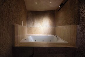 Tafana Cave & Stone Lodge