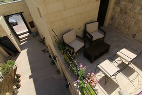 Tafana Cave & Stone Lodge