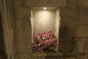 Tafana Cave & Stone Lodge