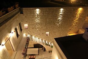 Tafana Cave & Stone Lodge