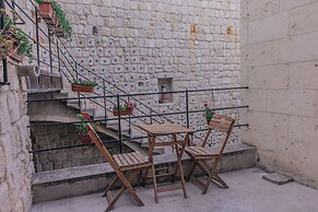 Tafana Cave & Stone Lodge