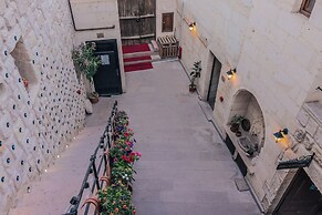 Tafana Cave & Stone Lodge