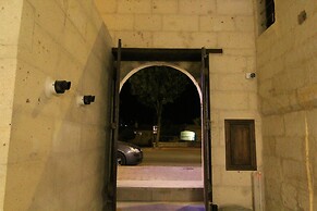 Tafana Cave & Stone Lodge