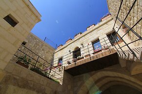 Tafana Cave & Stone Lodge