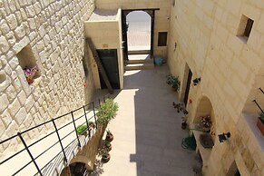 Tafana Cave & Stone Lodge