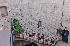 Tafana Cave & Stone Lodge