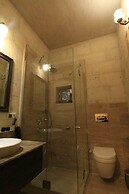 Tafana Cave & Stone Lodge