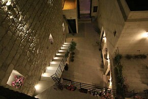 Tafana Cave & Stone Lodge