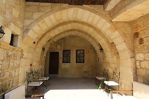 Tafana Cave & Stone Lodge