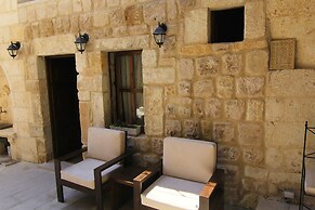 Tafana Cave & Stone Lodge