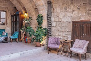 Tafana Cave & Stone Lodge