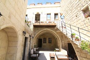 Tafana Cave & Stone Lodge