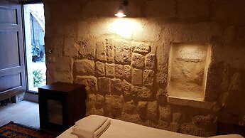 Tafana Cave & Stone Lodge