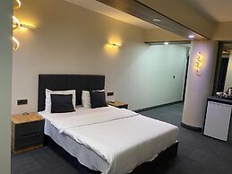 Lily Airport Otel