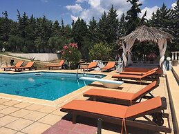 Villa Askamnia and Suites