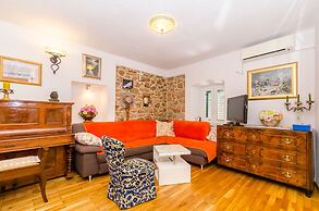 House Stone House in Center