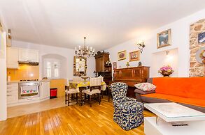 House Stone House in Center