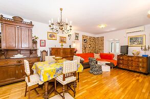 House Stone House in Center