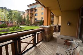 Updated 2 Bedroom -Fireplace & Balcony by RedAwning - Save 20% on 7+ N